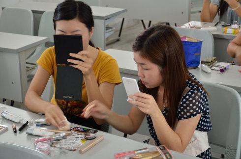 女大学生 女大学生化妆前后对比,堪比“变脸”现场,男生:心态崩了