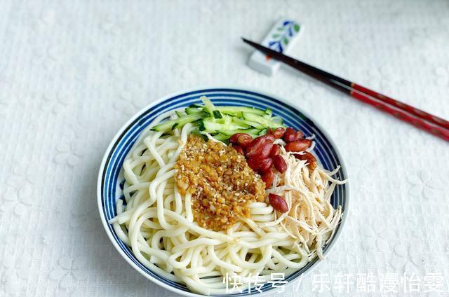 主食|夏天必备清爽主食鸡丝凉面，拌一拌10分钟上桌，酸辣又开胃