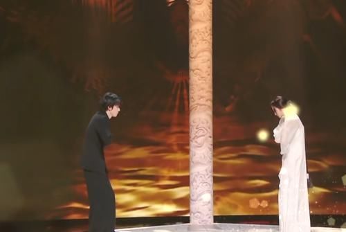 舞蹈|宋亚轩想拉关晓彤的手,女方的下意识反应,是对鹿晗最大的尊重