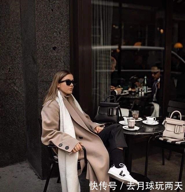 飙升|女人秋冬穿大衣时,建议这样“系围巾”,能让你时髦感飙升