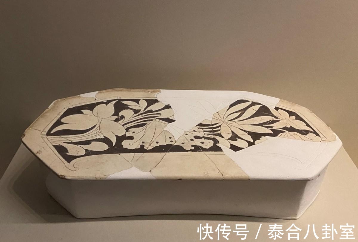 津窑|国博：类似的瓷枕做对比，外行也能分出河津窑和磁州窑