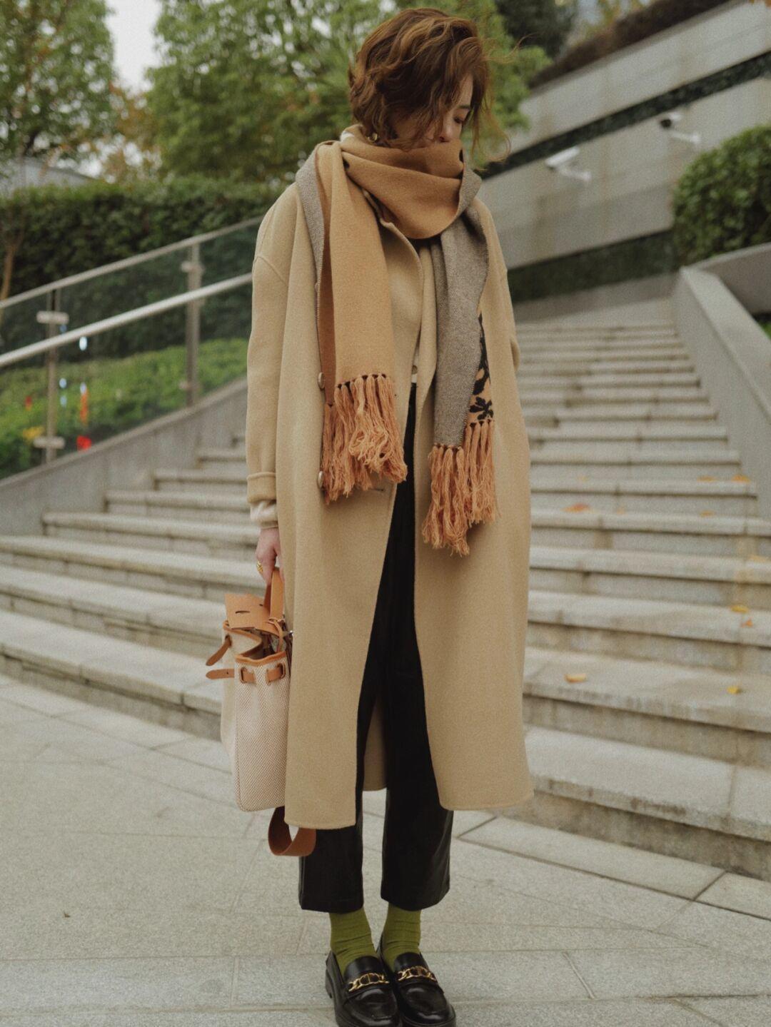 优雅|见过世面的女人,衣橱里都少不了“大衣”,时尚优雅又能提气质