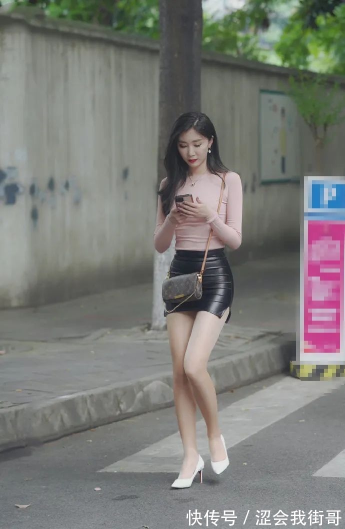 包臀皮裙 包臀皮裙搭配粉色打底衫,出街赚取回头率