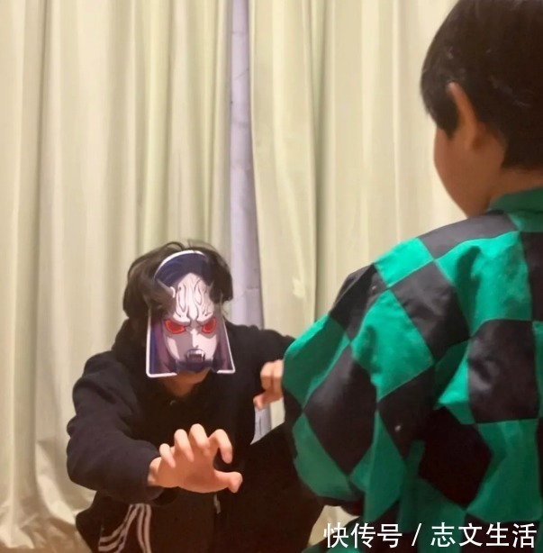 面对镜头|夫妇变闺蜜?一家三口玩cosplay,结果爸爸成了女装大佬