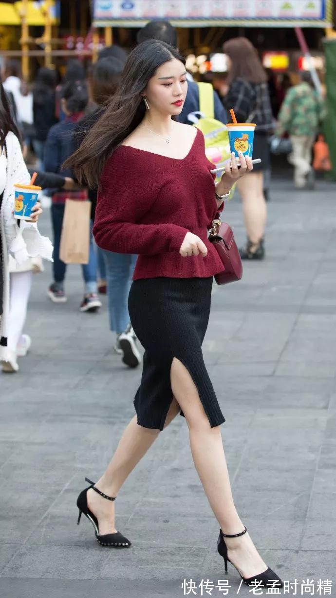 街拍|街拍:小姐姐旗袍款式的包臀连衣裙,身姿显得女性韵味,气质满满