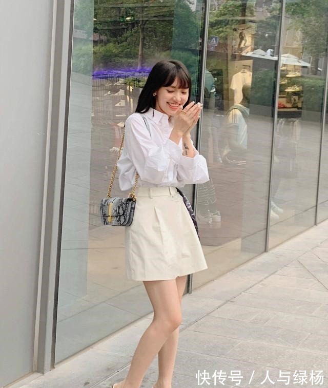 米色裙 今秋最洋气的穿法白衬衫+米色裙，显白显瘦飙气质，美进骨子里