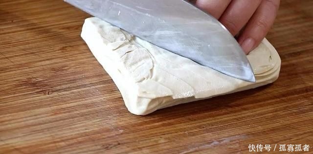 手感发黏|买豆腐时,碰到2种豆腐白送也别要,商贩我们家从来不吃