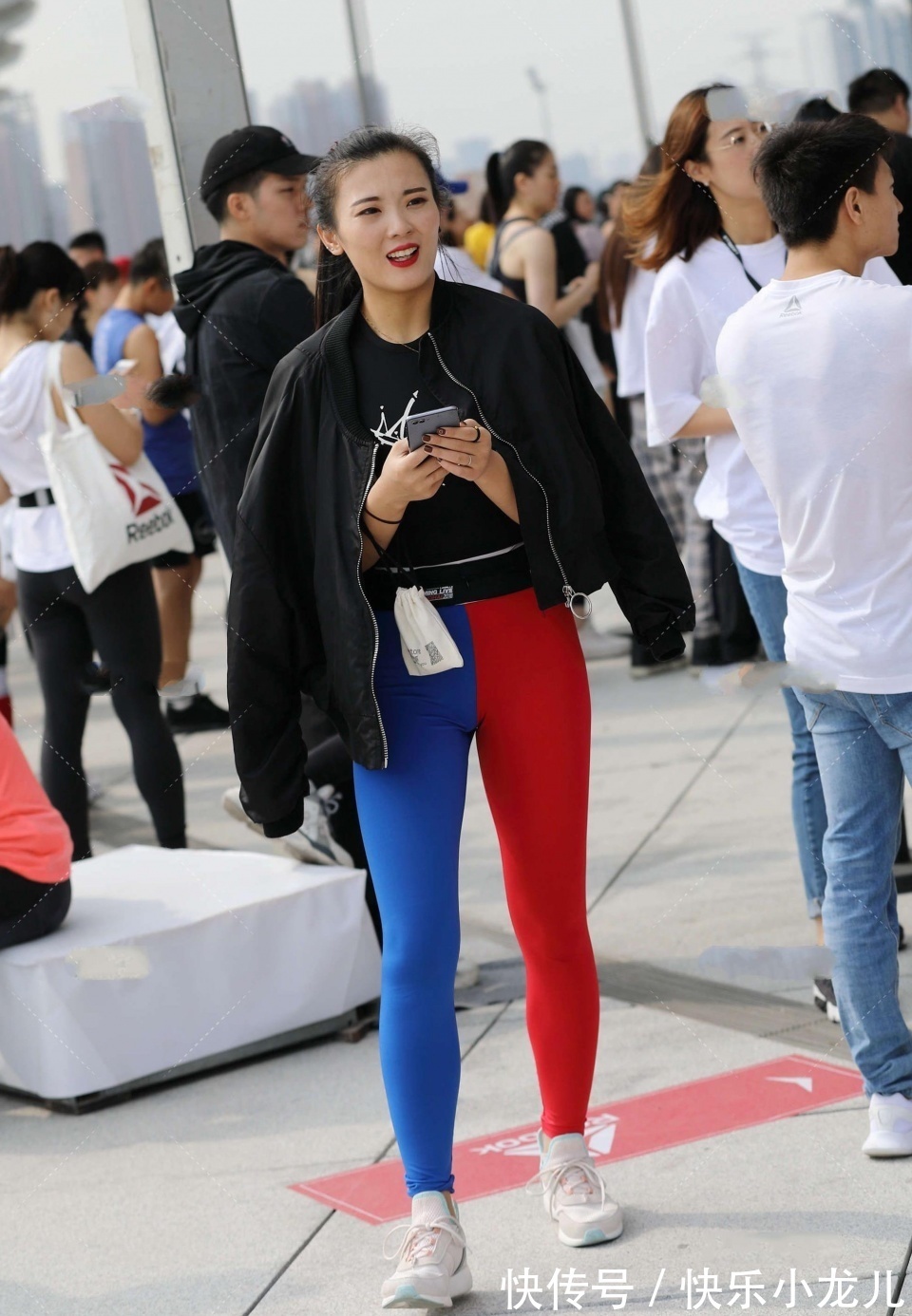 亮色|非常迷人的美女,她的头发自然地散落在肩上,真是一幅美丽的画卷