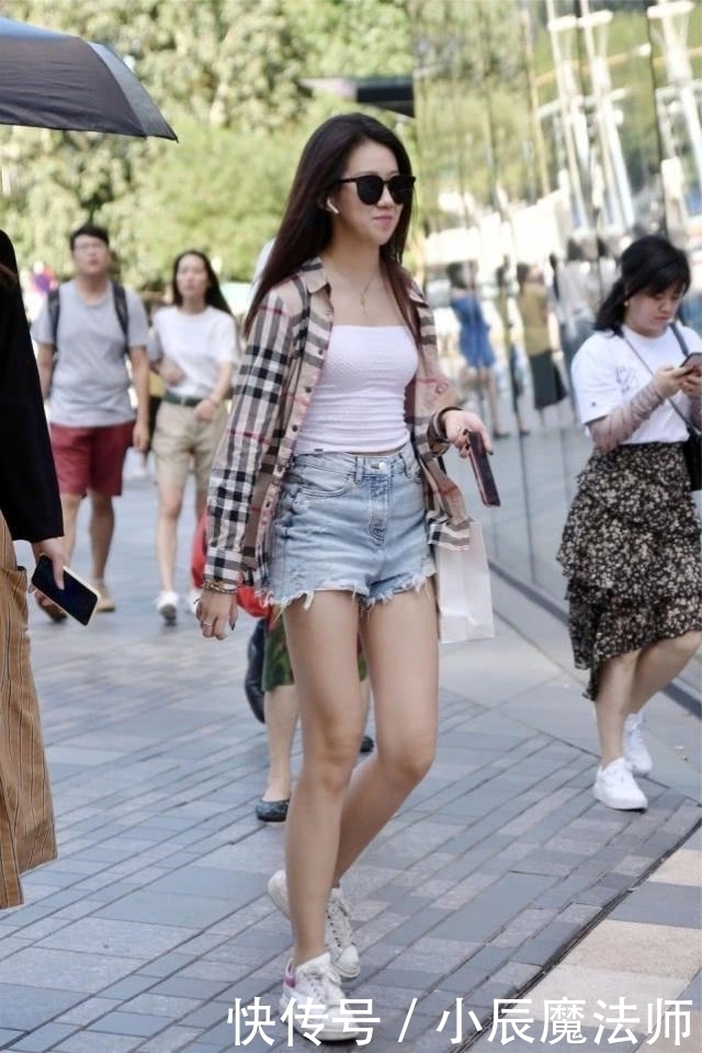 路人街拍，小姐姐休闲衬衫搭配牛仔热裤，显满满的丽人气质