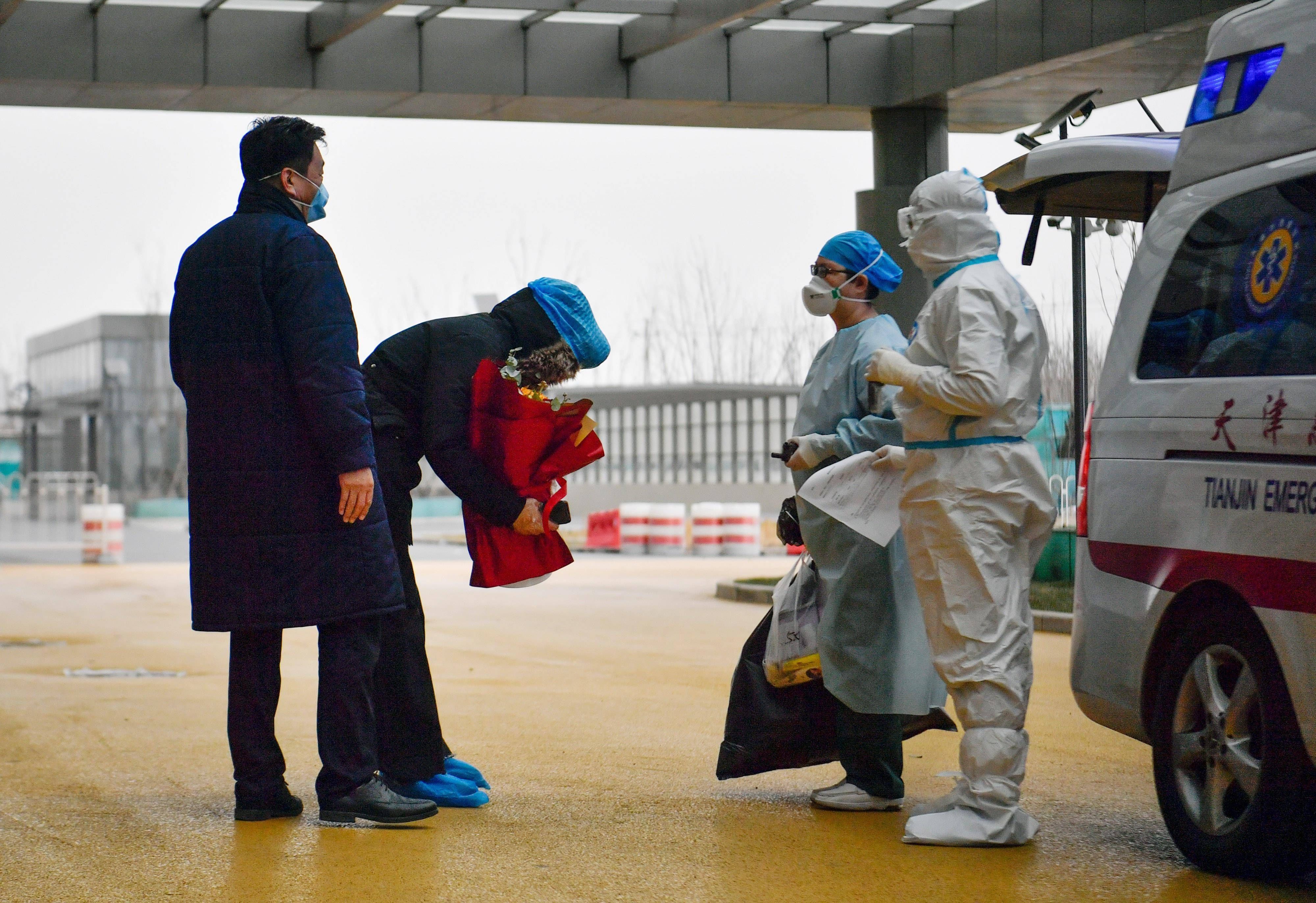 新华社记者|天津市首批本土奥密克戎感染病例治愈出院