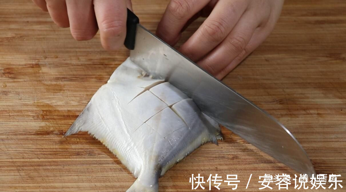 鲳鱼怎么做好吃教你做椒盐鲳鱼,外酥里嫩,皮不破肉不散