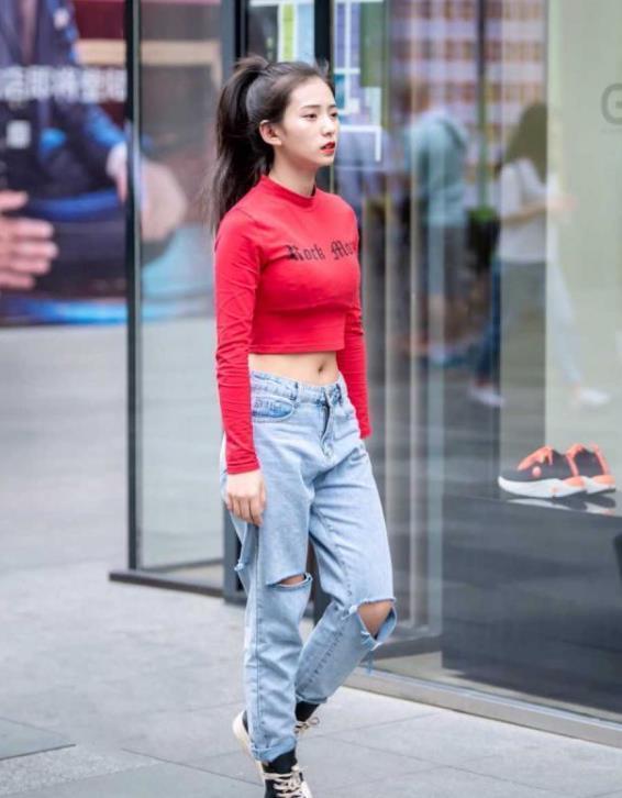 街拍：身材纤细的美女，卫衣配白色短裙，展现出青春靓丽气息