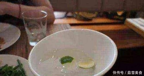 丢人|闺蜜请吃牛排,端上桌的柠檬水被我直接喝掉,闺蜜:不会吃别丢人