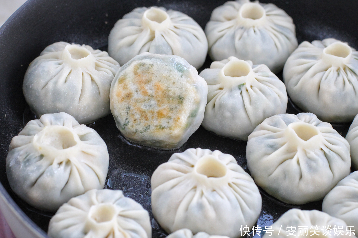 鲜美|想吃包子又不爱揉面，教你一招，半小时就出锅，皮薄如纸倍儿鲜美