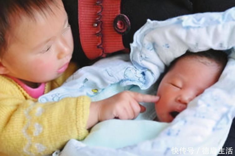 2岁半大宝和二胎“抢母乳”，宝妈心疼又无奈喂奶还要躲着他