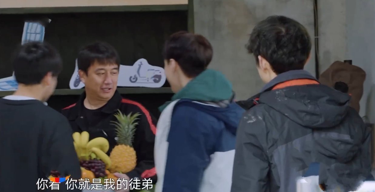 張藝興買食材時瘋狂試吃，何炅說他是個狠角色，黃磊以粥代茶招待