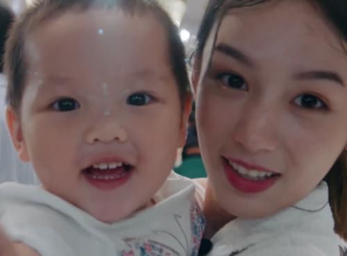 头围|周也哄小孩遭怼脸拍，头围差距令人眼花，23岁的皮肤媲美婴儿