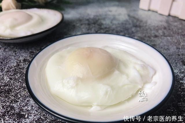 水煮荷包蛋时,总是散花有白沫教你一妙招,完整滑嫩不粘锅