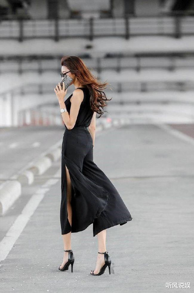 街拍美女：选对服装才有美感，小姐姐开衩裤穿出了模特的既视感