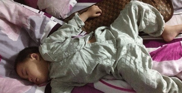 宝妈|宝宝睡觉总踢被子不一定是热,这些“苦衷”,多少宝妈还不知道