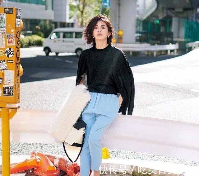 裤装 今年流行这样搭配黑色针织衫，四种穿搭法时髦有范儿，显瘦又得体！