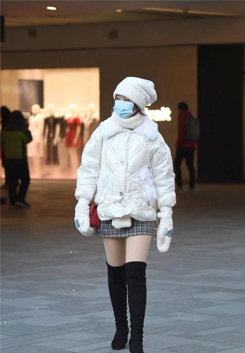 很多人喜欢过膝靴，保暖与时尚并存，冬季穿搭更轻松