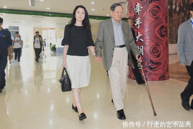 衣服|杨振宁妻子翁帆衣品真是脱俗,素面朝天爱穿白衣,书卷气质好迷人
