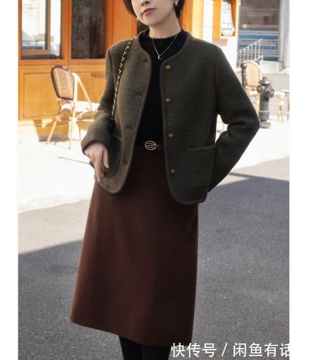 女人 女人到了中年,都该拥有一件“小香风外套”,搭裙子裤子都显气质