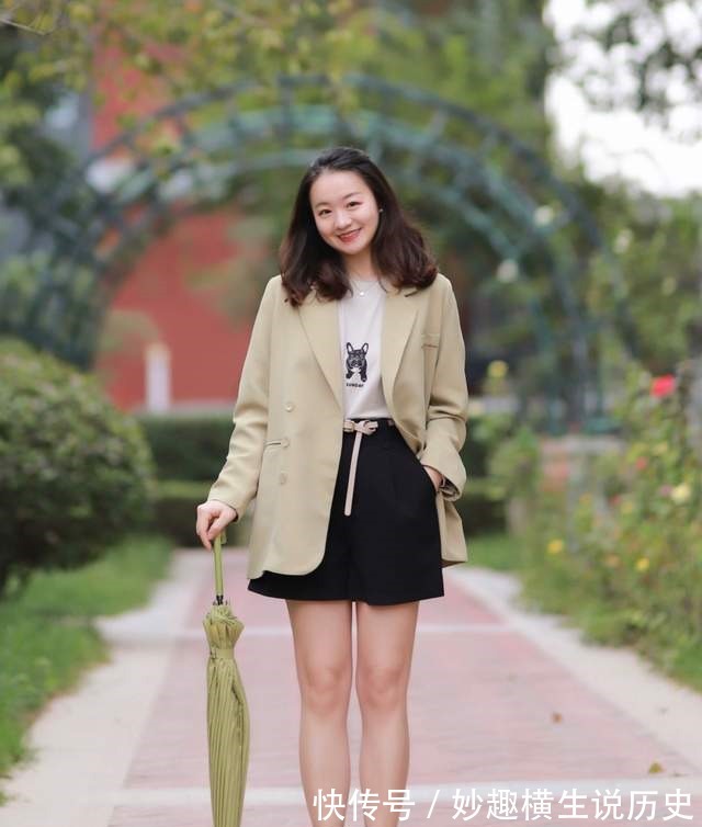T恤 微胖女生怎么穿才好看西服外套搭配T恤和黑色短裤,显高又显瘦