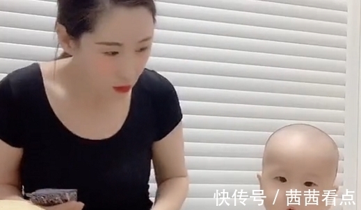 宝妈|“大地主辣妈”带娃打牌火了,娃被吓得一激灵:咋脑瓜子嗡嗡的?