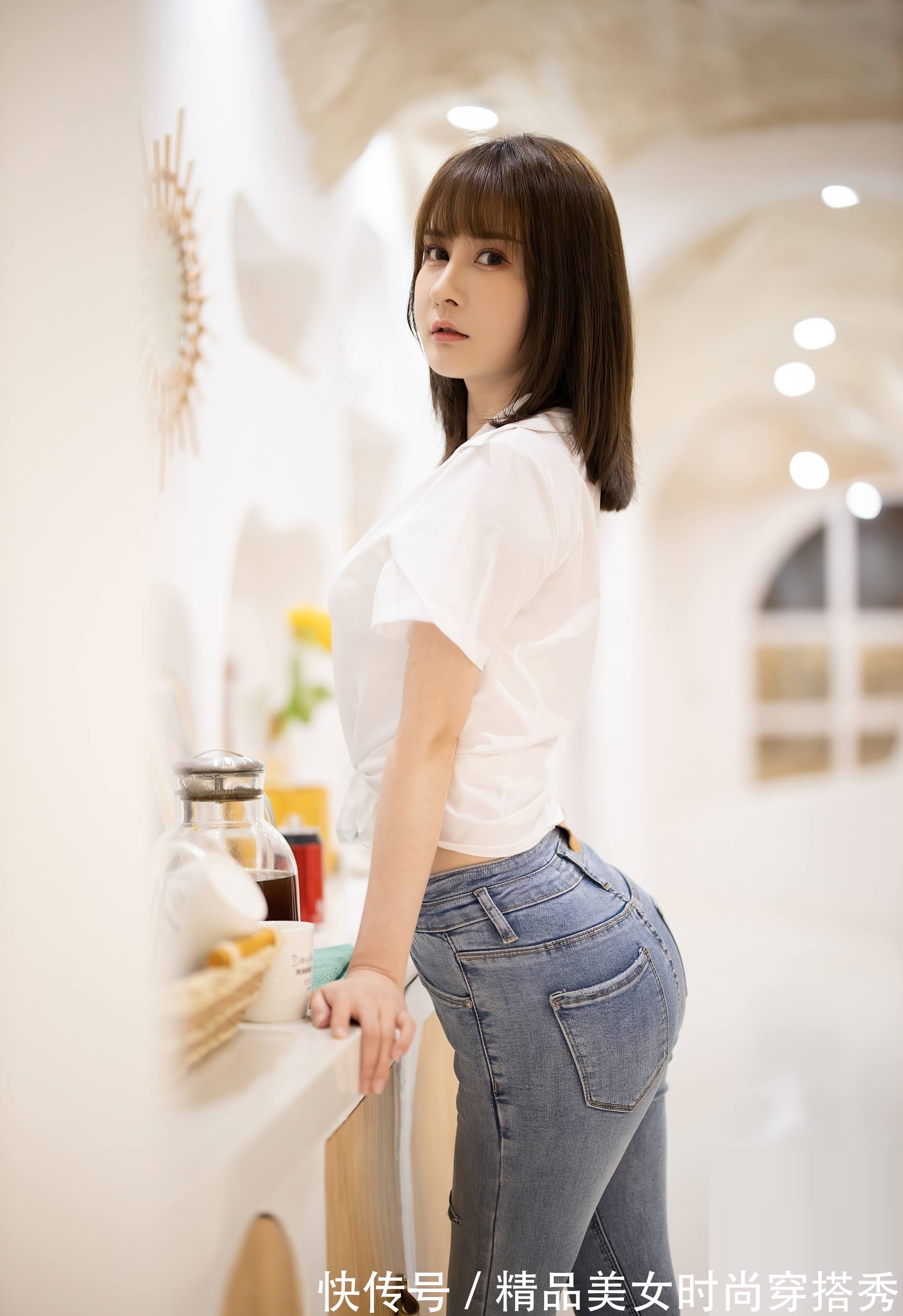 牛仔裤|紧身的牛仔裤很是精致耐看,上搭白色的衬衫,率性十足