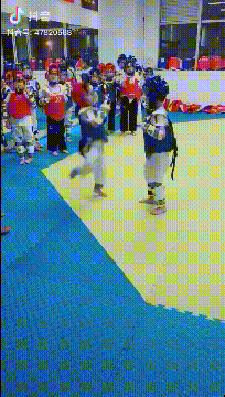 |搞笑GIF:谁认识这马路中间的这棵树,难道叫钉子树