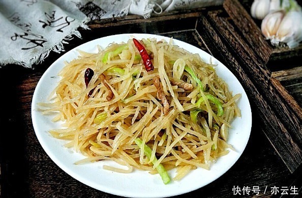脆爽|炒土豆丝，放醋时机很重要，学会2技巧，出锅鲜亮脆爽，酸辣入味