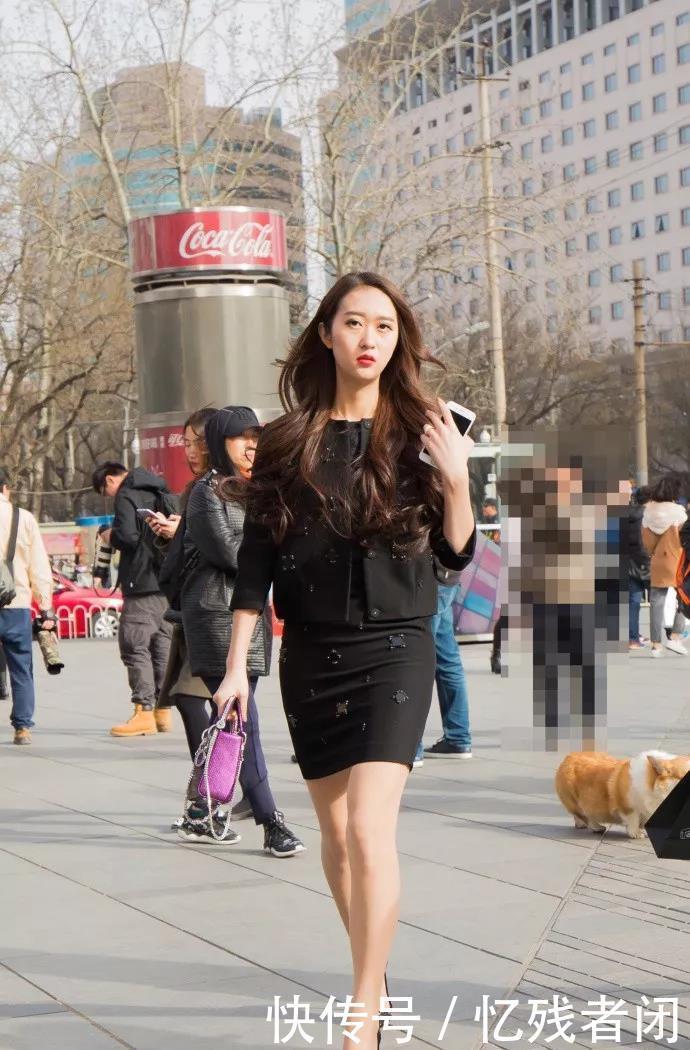 街拍时尚：高跟鞋时尚穿搭，展现出女性柔美的风姿