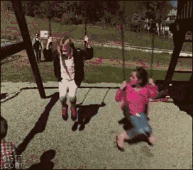 |搞笑GIF:漂亮的妹子都很有礼貌