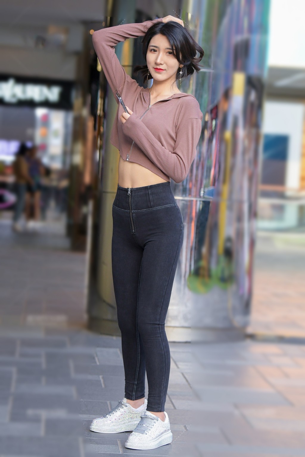  显瘦|牛仔裤+针织衫搭配小白鞋，休闲时尚，秋冬季这么穿又美又显瘦