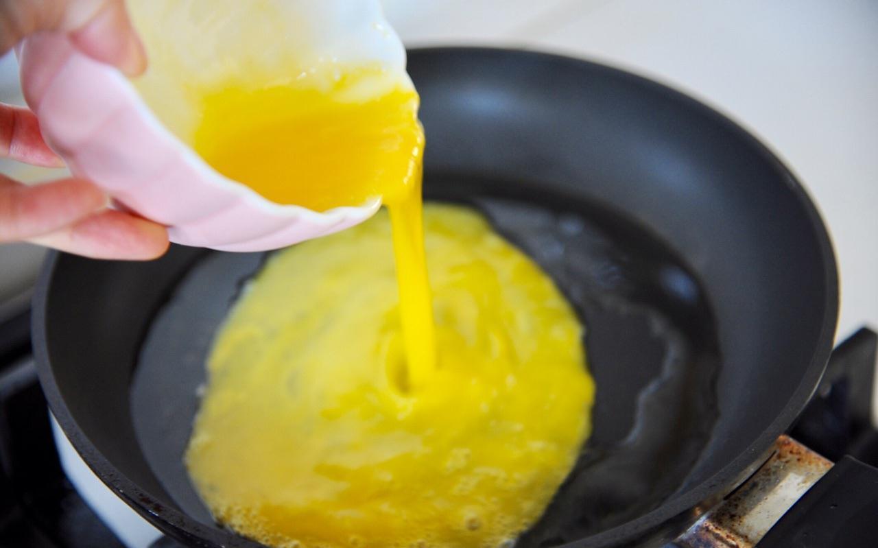 家常韭菜盒子，包皮大馅又软又香，鲜美可口，吃了还想在吃