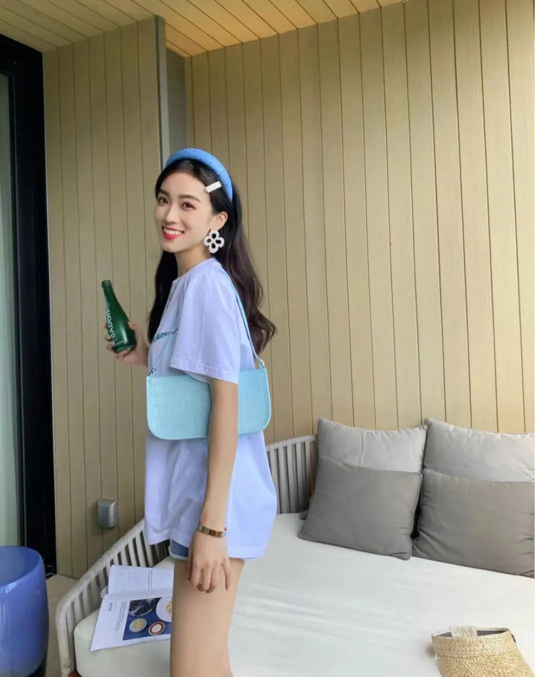 樱花粉|别再背黑白色的包包了！今夏流行彩色款式，时髦又好看