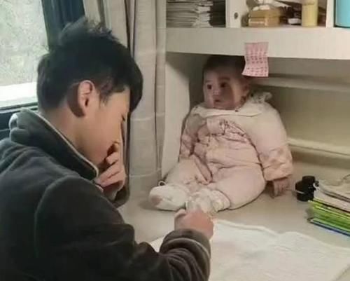 妹妹|“超粘人哥哥”走红,写作业将妹妹放书桌旮旯,妹妹乖巧似洋娃娃