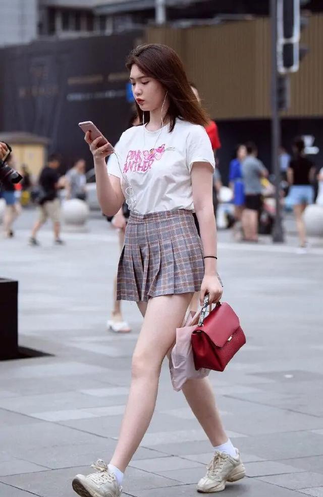 过时|“A字裙”过时了, 最终还是被它取代了, 这样穿时髦遮肉又显高!