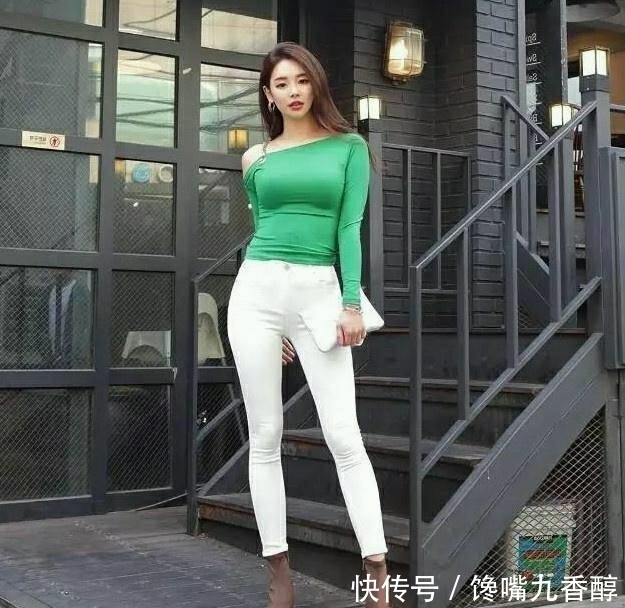 大长|街拍:时尚的紧身牛仔裤更能彰显美女们大长腿的优雅、性感