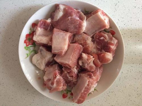 营养|炖排骨是焯水还是泡水好多人不懂,难怪排骨营养流失还发柴