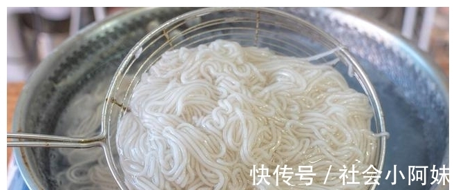 家庭|家庭制作土豆粉,不用明矾,只要有土豆就能,劲道爽滑,比买的好