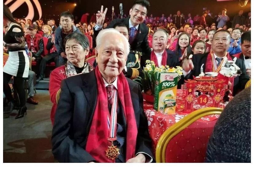 央视综合频道|不对外售票的春晚，为何每次都“座无虚席”？上面坐的都是谁呢？