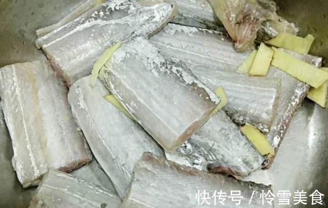 美味|炸带鱼,不要再挂面糊了,教你一招,炸出的带鱼更酥脆美味