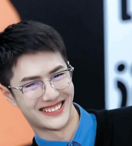 王一博以为没镜头,玩偶套头上就算了,再看他手上:本性藏不住了