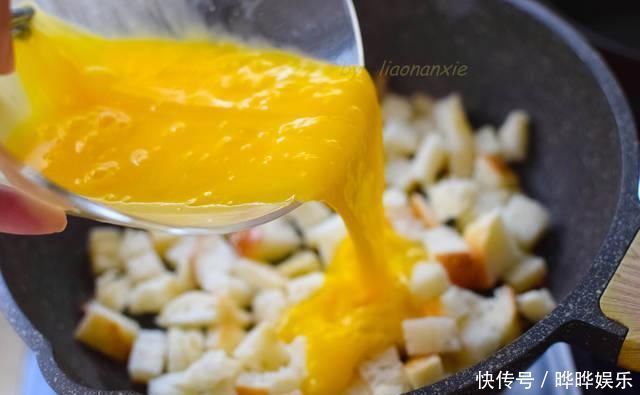 2个吐司面包3个生鸡蛋,做小孩最喜欢的早餐饼,比比萨简易多了