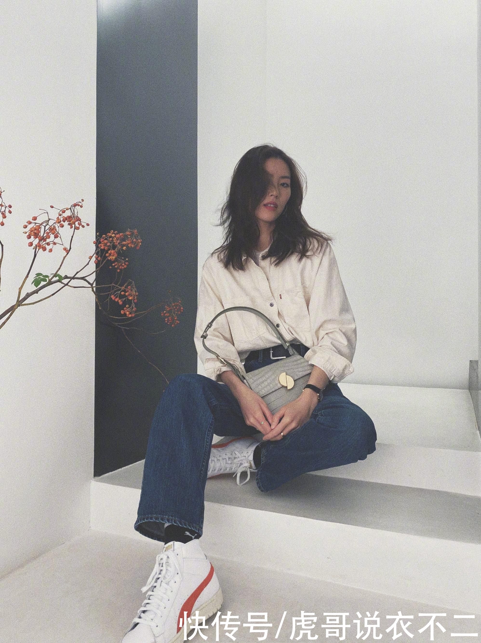 超模刘雯身材条件“太优越”，身穿基础款黑色西装，气场好强大