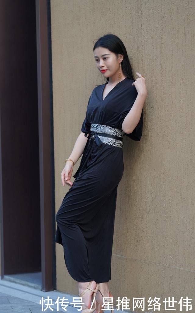 好身材|穿黑色连衣裙,搭配一条宽腰带,提升腰线轻松打造好身材