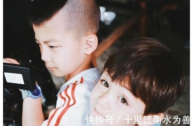 康康在《爸爸去哪兒》一出場(chǎng)就是“霸總”，其實(shí)他兒時(shí)也很可愛(ài)